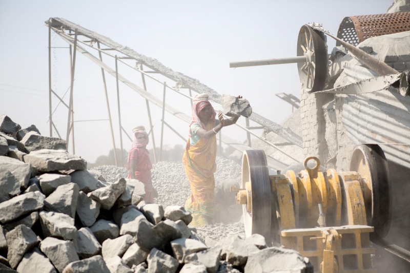 Menschen im Steinbruch bei der haten Arbeit, fast nur Frauen. Die Aufnahmen wurden am 7.3.2013 in der Nähe von Dumka in Karon/Indien erstellt.