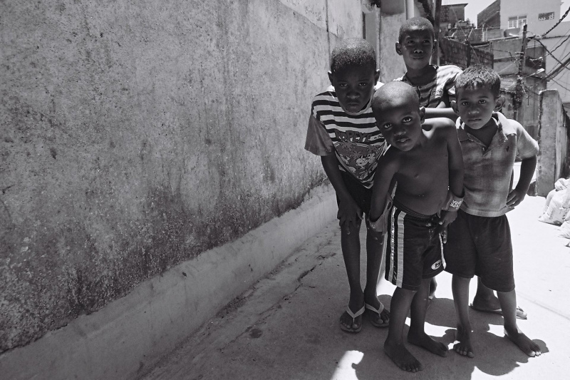 Kinder in Favela in Rio_ender